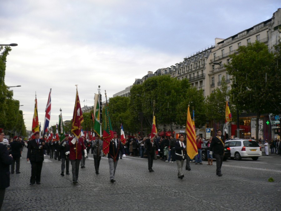 Nhẩy Dù VNCH và các quốc gia Tư Do tham dự diễn hành Ngày Truyền Thống Nhẩy Dù tại Paris